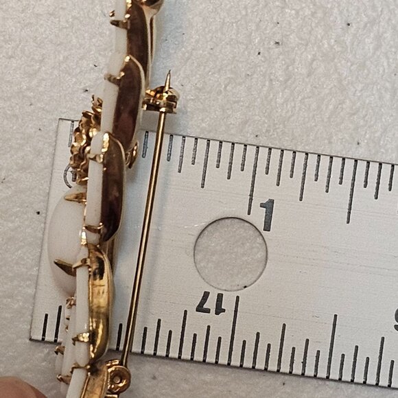 VTG Brooch Elegant Regency Retro White Milk Glass Gold Tone Leaf Floral Classy - Picture 4 of 11